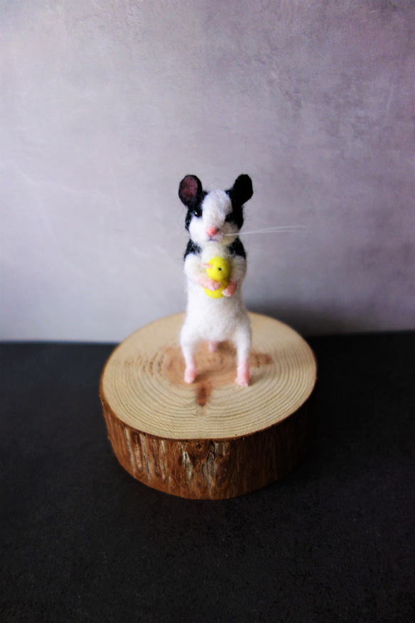 小さな子供のパンダマウス（立ち）　ねずみ　ヒヨコ　ドール　羊毛フェルト　ミニチュアドール 1枚目の画像