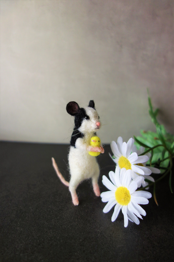 小さな子供のパンダマウス（立ち）　ねずみ　ヒヨコ　ドール　羊毛フェルト　ミニチュアドール 3枚目の画像