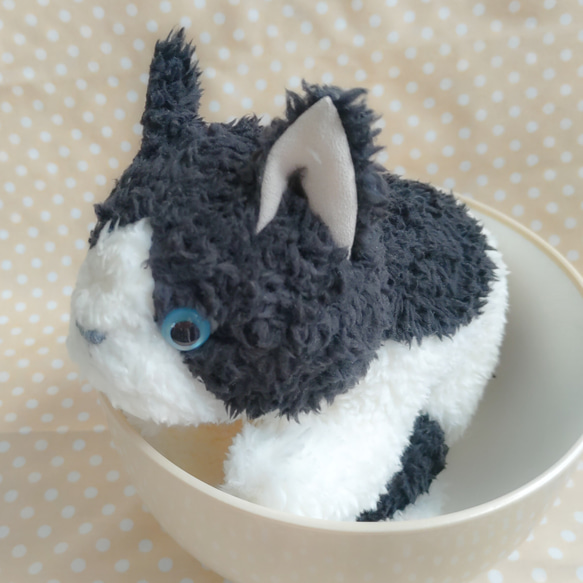 丸まる猫のぬいぐるみ(黒ブチ ハチワレ） ぬいぐるみ ミシン
