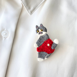 パンツを穿いた猫の刺繍ブローチ『何か付いてる？』※受注制作※ ハチワレ 10枚目の画像