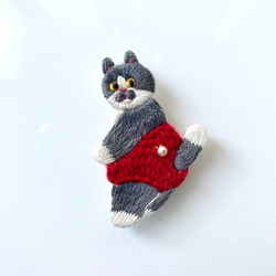 パンツを穿いた猫の刺繍ブローチ『何か付いてる？』※受注制作※ ハチワレ 2枚目の画像