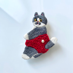 パンツを穿いた猫の刺繍ブローチ『何か付いてる？』※受注制作※ ハチワレ 3枚目の画像