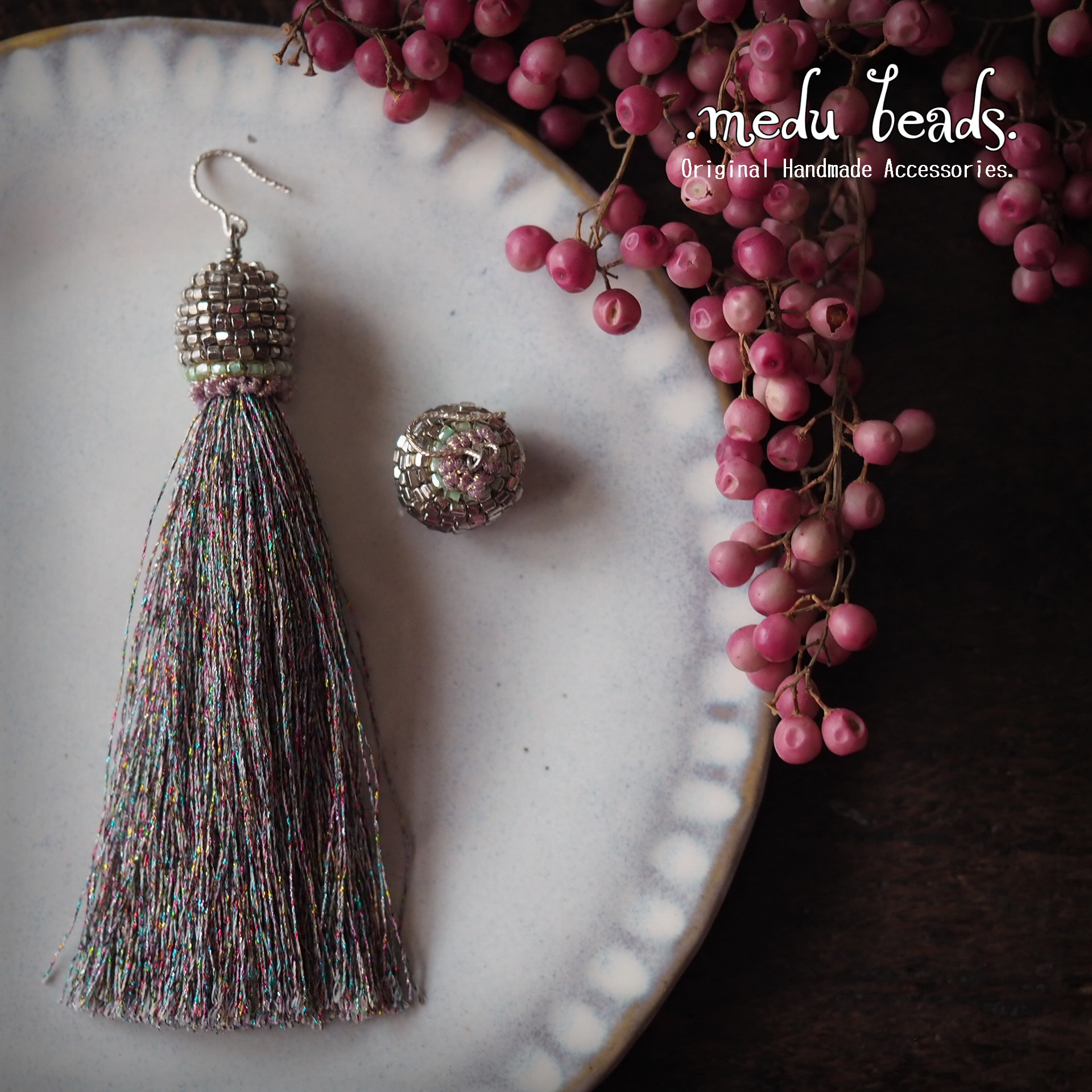 ビーズボールのロングフリンジ アシンメトリーピアス／イヤリング