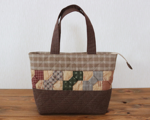パッチワークキルトのトートバッグとミニポーチ付き（ハンドメイド） パッチワークバッグ♪ キルトバッグ / トートバッグ / 黒白