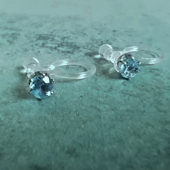 小さな宝石 スイスブルートパーズの樹脂ノンホールピアス（樹脂  