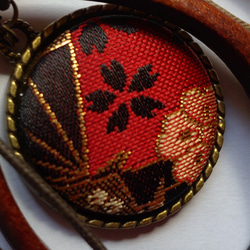 金襴緞子とウッドフレームのネックレス　1点物 3枚目の画像