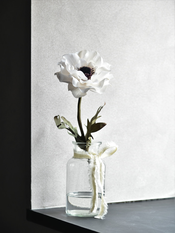 咲き続ける大輪の白いアネモネ(アンティークテイスト)のマジカルウォーター　　癒しのフラワーインテリア 3枚目の画像