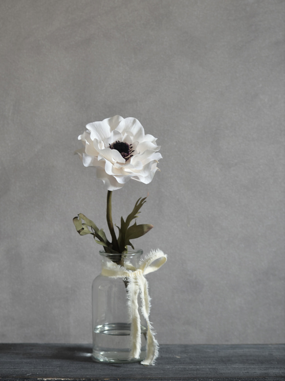 咲き続ける大輪の白いアネモネ(アンティークテイスト)のマジカルウォーター　　癒しのフラワーインテリア 4枚目の画像