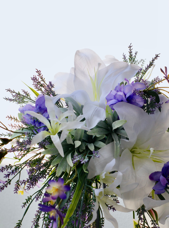 百合薰衣草淋浴花束紫色百合百合人造花婚禮花束新娘前人造花花束帶胸花 第9張的照片