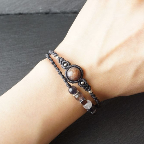 アイオライトサンストーンの二重マクラメブレスレット ～ black