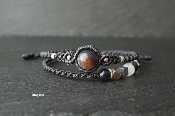 アイオライトサンストーンの二重マクラメブレスレット ～ black