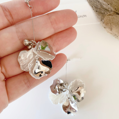 金属アレルギー対応 チタンポスト フラワーブーケ✨ が揺れる ピアス 