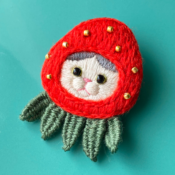 ほっかむり猫の刺繍ブローチ/苺　※受注制作※ いちご　ハチワレ 4枚目の画像