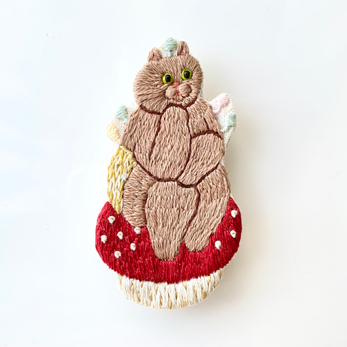 販売終了】パンツを穿いた猫の刺繍ブローチ『考えすぎた猫