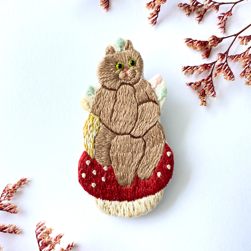 販売終了】パンツを穿いた猫の刺繍ブローチ『考えすぎた猫』※受注制作 