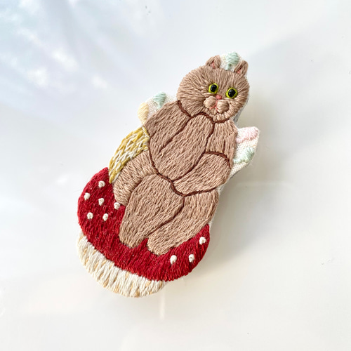 販売終了】パンツを穿いた猫の刺繍ブローチ『考えすぎた猫』※受注制作