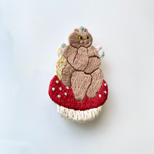 販売終了】パンツを穿いた猫の刺繍ブローチ『考えすぎた猫』※受注制作