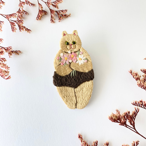 販売終了】パンツを穿いた猫の刺繍ブローチ『秋のおみやげ』※受注制作