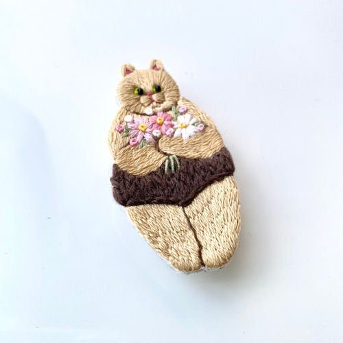 販売終了】パンツを穿いた猫の刺繍ブローチ『秋のおみやげ』※受注制作