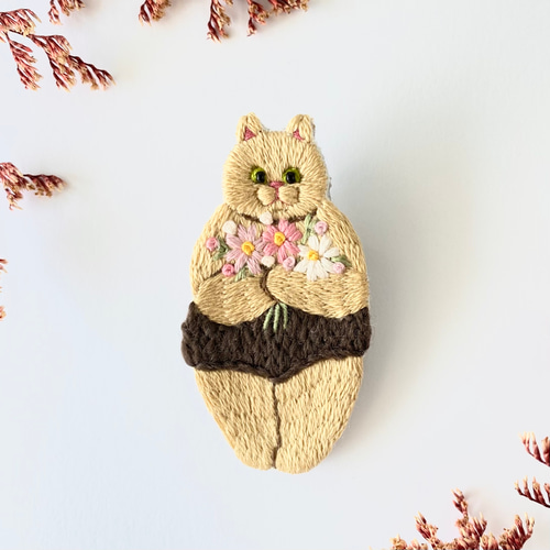 販売終了】パンツを穿いた猫の刺繍ブローチ『秋のおみやげ』※受注制作