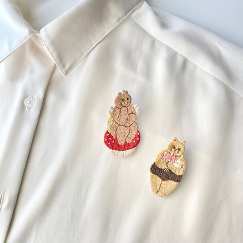 販売終了】パンツを穿いた猫の刺繍ブローチ『秋のおみやげ