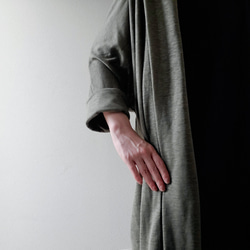 秋色新作<限定一着> しなやかでさらりとした肌触りのシアーロングカーディガン　リネンニット　松葉色 8枚目の画像