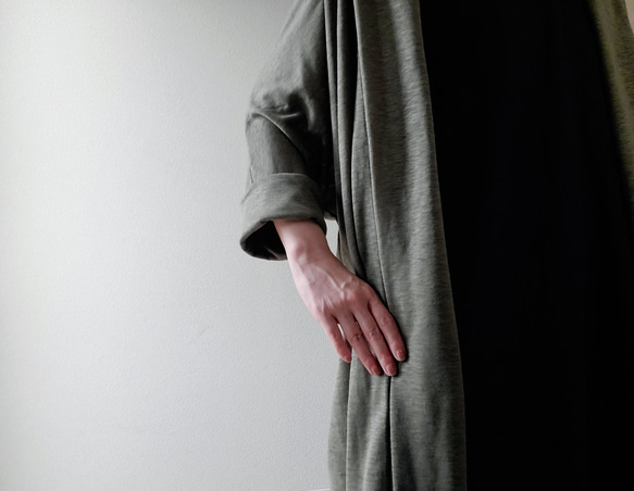 秋色新作<限定一着> しなやかでさらりとした肌触りのシアーロングカーディガン　リネンニット　松葉色 8枚目の画像