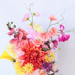 ブートニアサービス  ピンクの蘭とカラーの気品溢れるブーケ      ウェディングブーケ 2枚目の画像