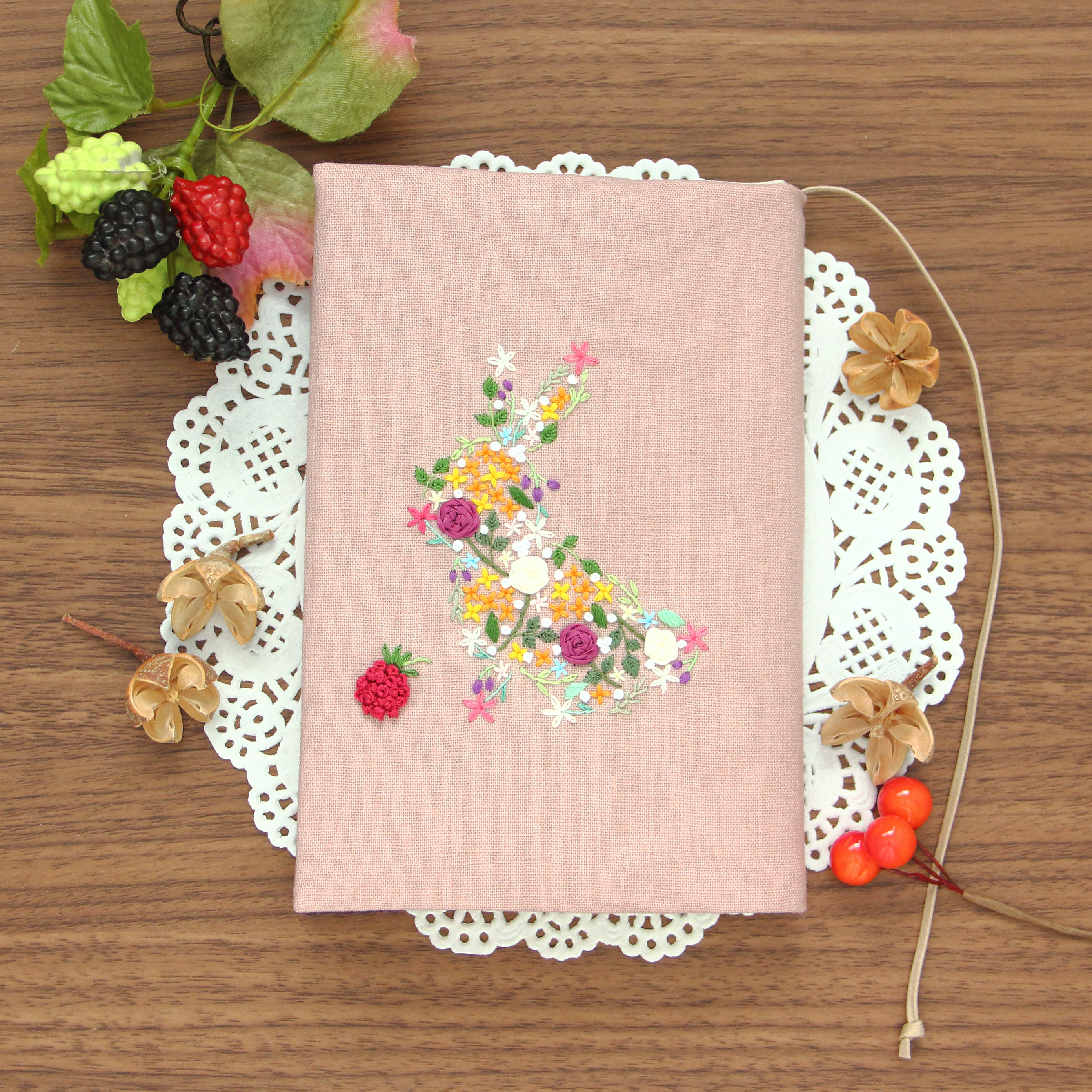 花うさぎ　秋の花　手刺繍のブックカバー　ローズピンク　文庫本/新書判/四六判ソフト