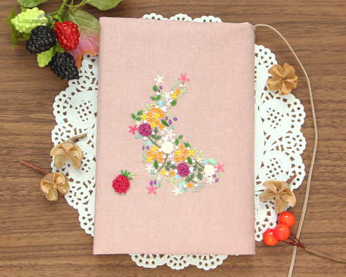 花うさぎ 秋の花 手刺繍のブックカバー ローズピンク 文庫本/新書判/四