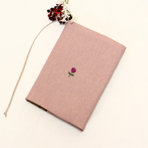 花うさぎ 秋の花 手刺繍のブックカバー ローズピンク 文庫本