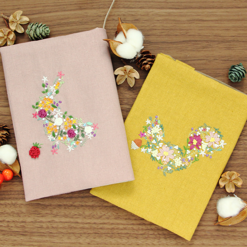 花うさぎ 秋の花 手刺繍のブックカバー ローズピンク 文庫本/新書判/四