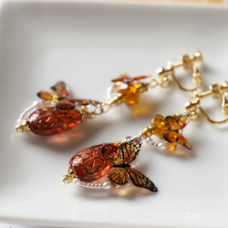 耳飾り アッサムの雫とオレンジ蝶々 ミューラー型擬態 〈 イヤリング , ピアス 〉 7枚目の画像