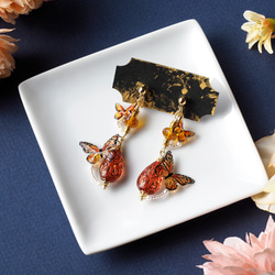 耳飾り アッサムの雫とオレンジ蝶々 ミューラー型擬態 〈 イヤリング , ピアス 〉 2枚目の画像