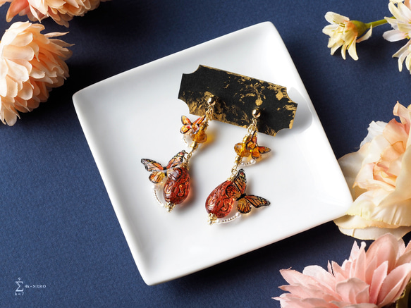 耳飾り アッサムの雫とオレンジ蝶々 ミューラー型擬態 〈 イヤリング , ピアス 〉 2枚目の画像