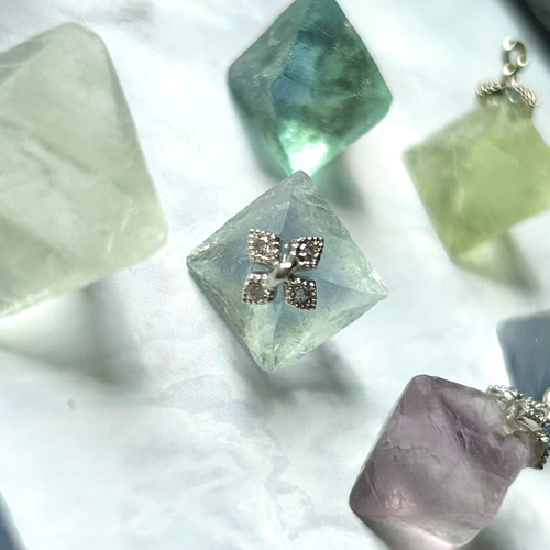 カラフルな天然石 八面体フローライトのネックレス ネックレス
