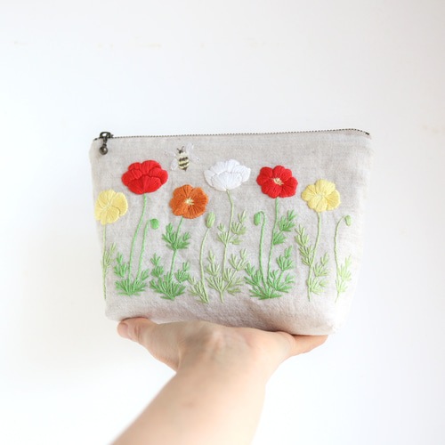 イチゴと猫の刺繍ポーチ 刺繍のカードケース | あきのかぜ