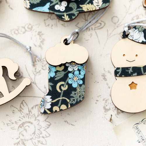 クリスマス⌇オーナメント, 木製, 柄入り「Happy Holidays