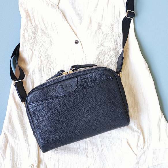 長財布も入るコンパクトショルダーバッグ（シュリンクレザー・ブラック）　ミニショルダー　ダブルファスナー　サコッシュ 長財布も入るコンパクトショルダーバッグ シュリンクレザー ブラック