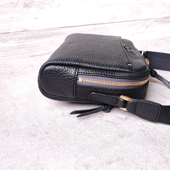 長財布も入るコンパクトショルダーバッグ（シュリンクレザー・ブラック）　ミニショルダー　ダブルファスナー　サコッシュ 長財布も入るコンパクトショルダーバッグ シュリンクレザー ブラック