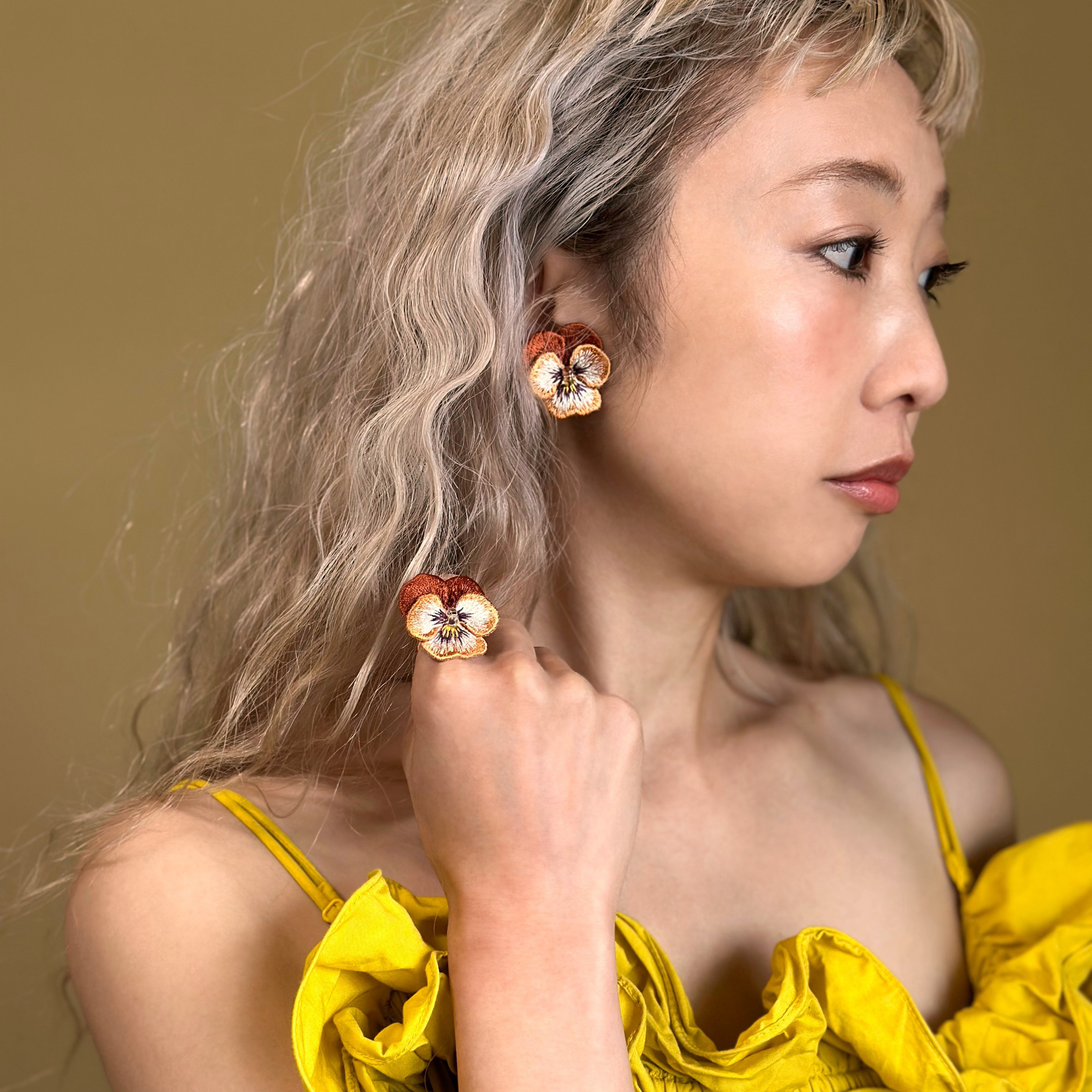 ビオラ刺繍耳飾り　オレンジ