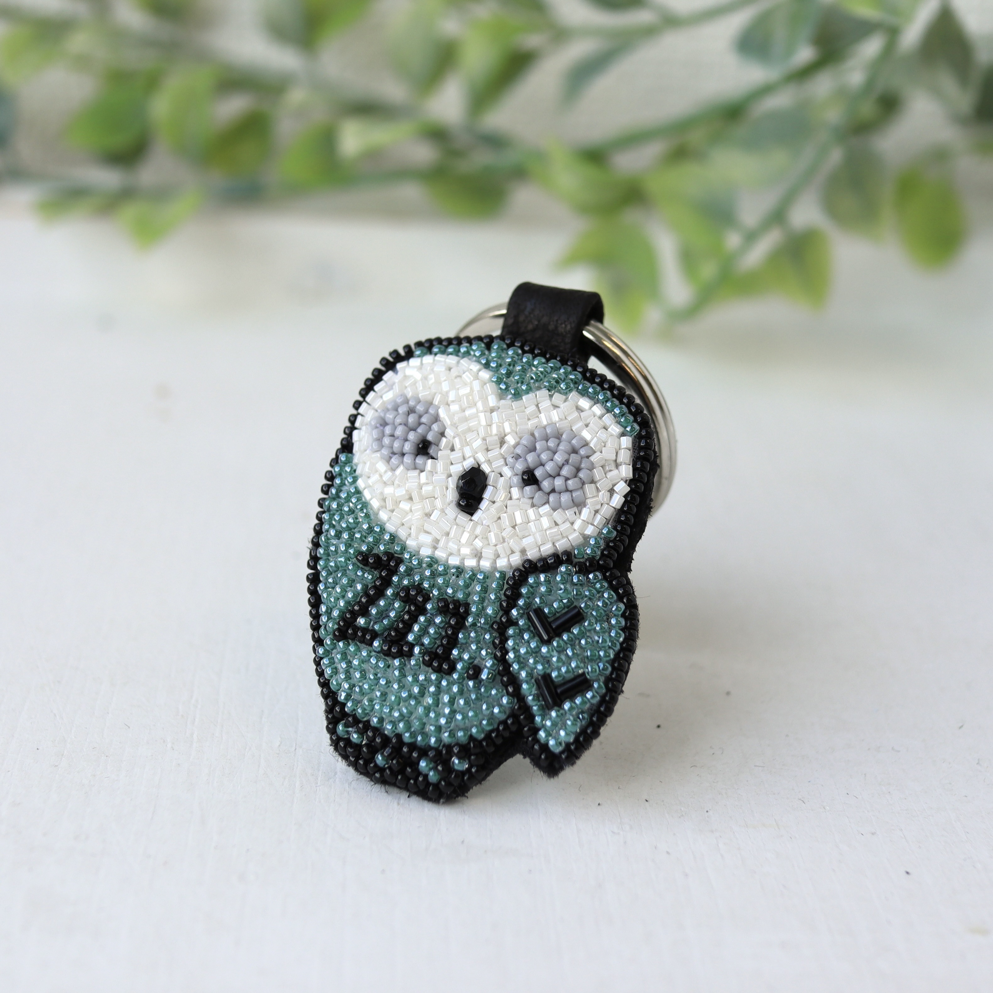 ラッキーアニマルのおとぼけフクロウ、オートクチュール刺繍のキーリング『アウル』。