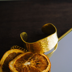 【再入荷】槌目 真鍮バングル（幅広・平打ち）｜大人の秋アクセサリー 送料無料  BB004 7枚目の画像