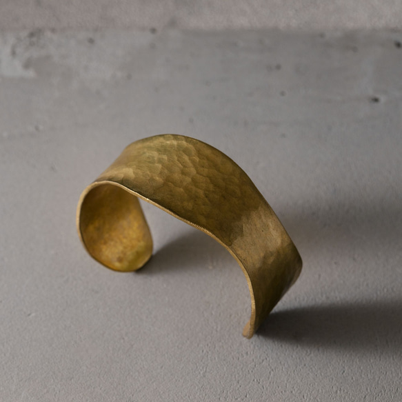 【再入荷】槌目 真鍮バングル（幅広・平打ち）｜大人の秋アクセサリー 送料無料  BB004 2枚目の画像
