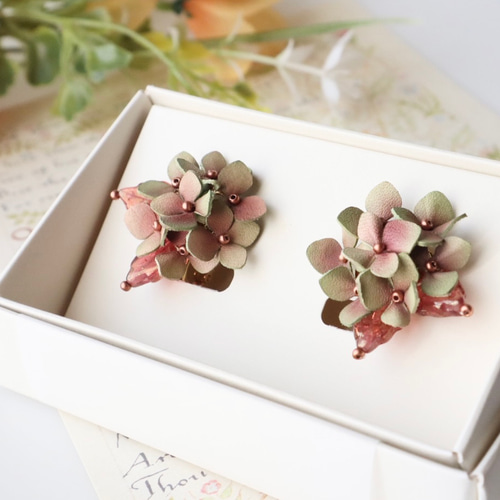 秋色紫陽花*革花ピアス・イヤリング*スタッド/グリーン～ピンク系/秋冬 