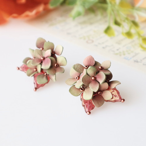 秋色紫陽花*革花ピアス・イヤリング*スタッド/グリーン～ピンク系/秋冬 