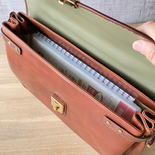 在庫一掃半額セール！イタリア製革素材を使用、丸みを持たせた紳士用