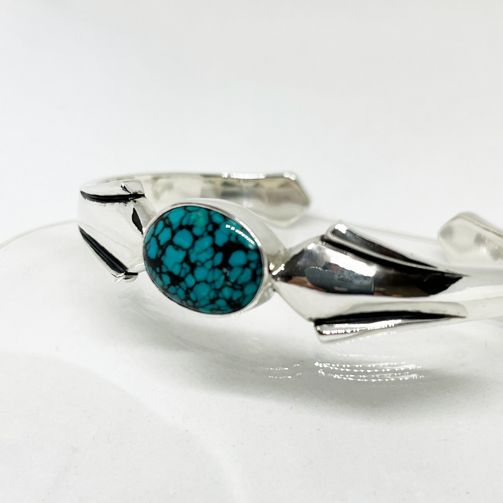 《inclusion glow》ターコイズバングル｜silver925・鏡面仕上げ・内と外に宿る石・静かな存在感