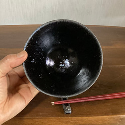 窯変虹彩黒 シンプル飯碗(大)　 4枚目の画像