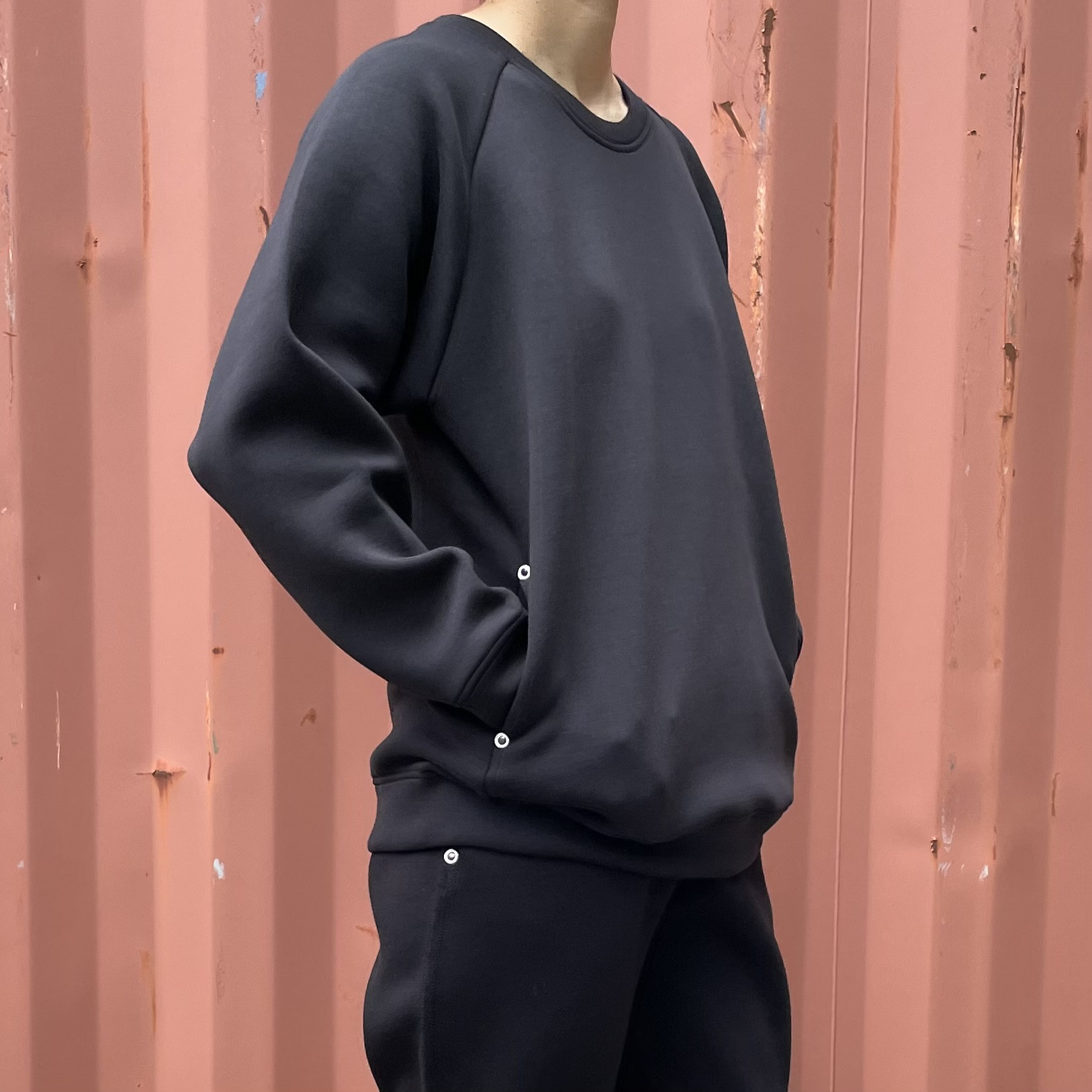 秋〜春まで！【ユニセックス 】ダンボールニット シームポケット付クルーネックトレーナー【ブラック】